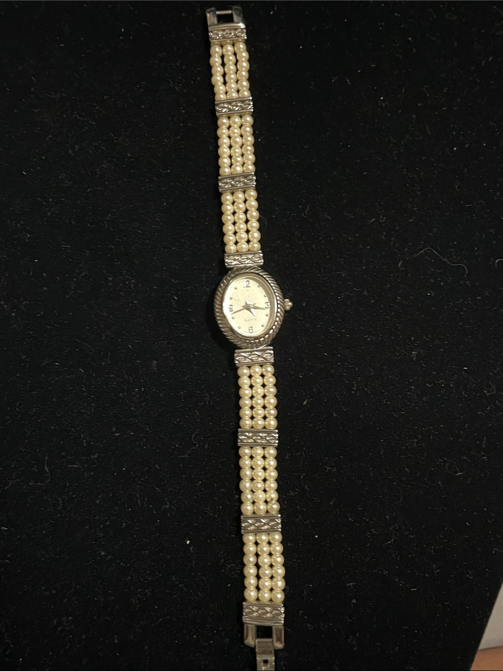 Vintage Avon Pearl Beaded Women's Bracelet Watch - New Battery.  Perfect crystal
